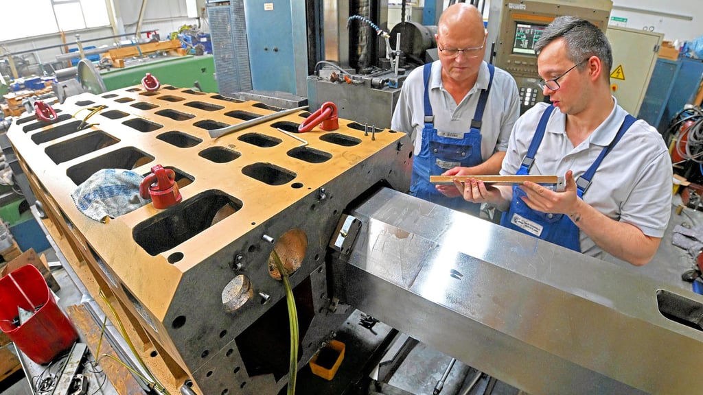 Hans-Peter Eicken (links) und Markus Krause an einer Portal-Drehmaschine für SKET Magdeburg.