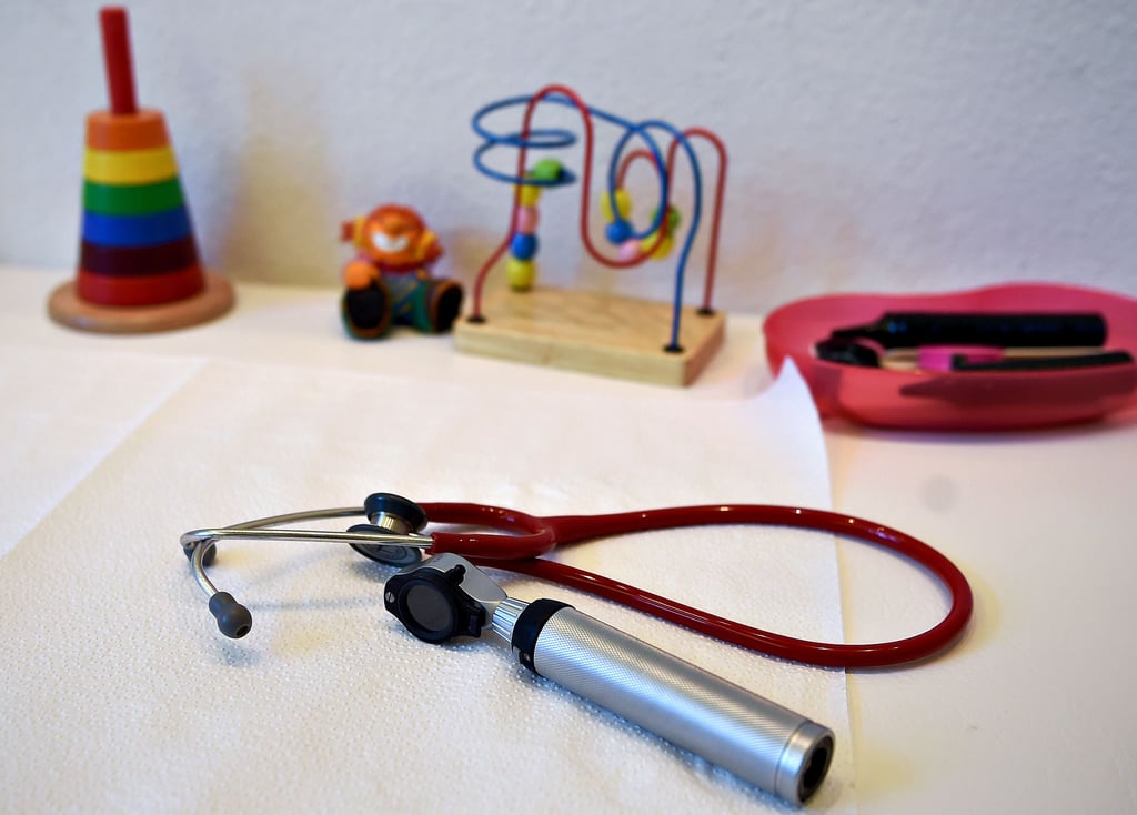 Stethoskop in einer Kinderarztpraxis: Wegen Personalmangels kann die Kinder- und Jugendmedizinerin Dr. Ilka Enders keine Patienten behandeln.