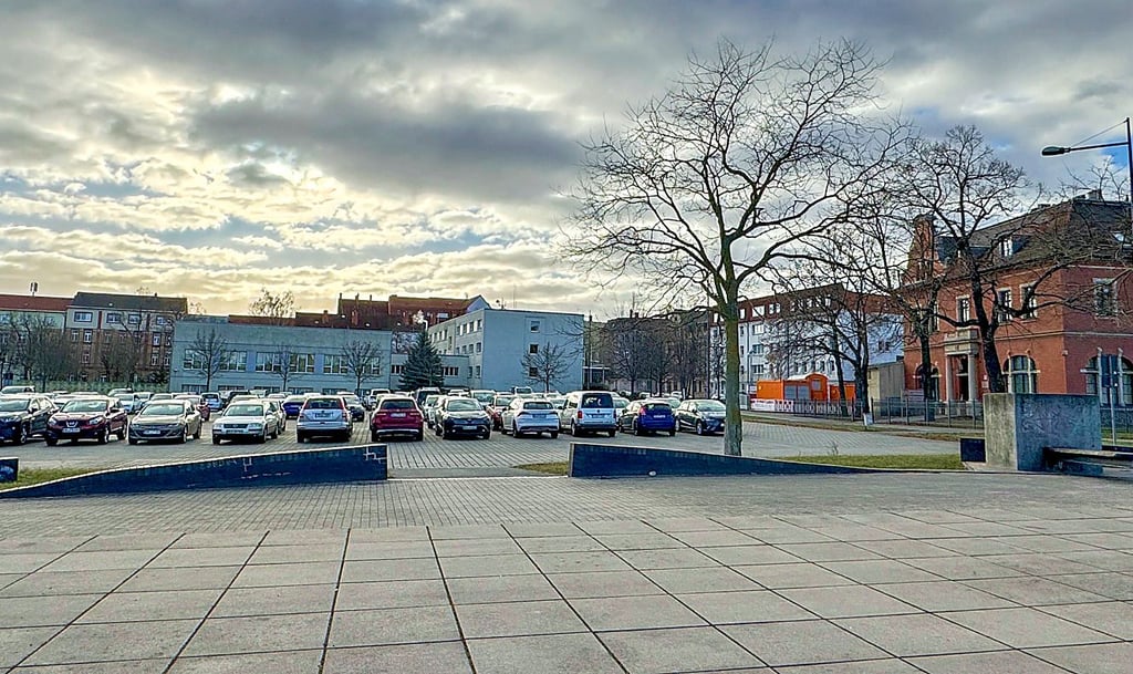Hinter dem Verwaltungsgebäude der Stiftung Seniorenhilfe Zeitz (rechts) soll vorübergehend eine Containerschule errichtet werden.