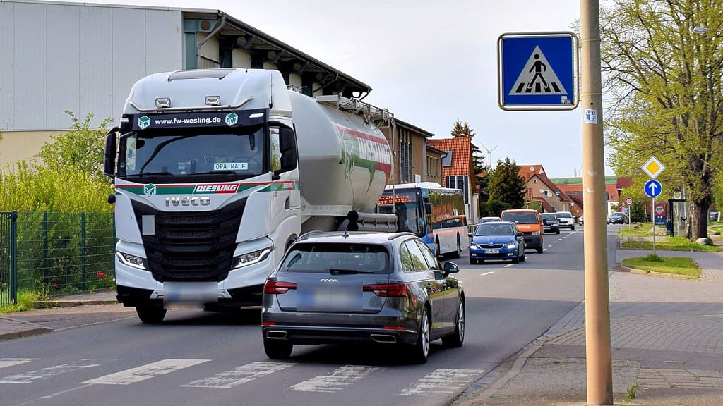 Auf der Magdeburger Straße in Hedersleben ist oft viel los.