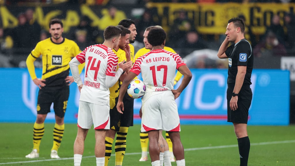 Schiedsrichter Sven Jablonski spricht  nach dem Foul von Mats Hummels (l.) mit dem VAR.