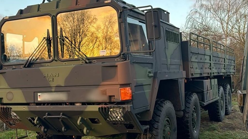 Aktuell fahndet die Polizei nach diesem entwendeten Lastwagen der Bundeswehr, der in Schwerin Süd gestohlen wurde.