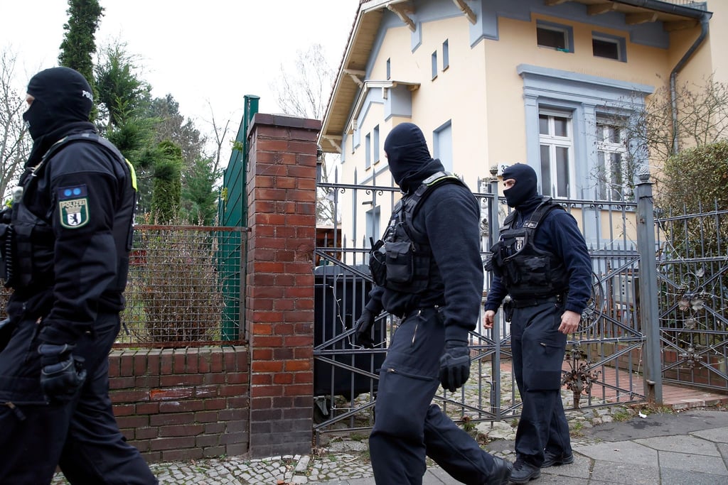 Polizisten durchsuchen 2021 die beschlagnahmte Villa eines bekannten arabischstämmigen Clans im Stadtteil Neukölln.