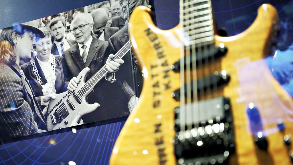 In Leipzig ausgetellt: Gitarre, die Udo Lindenberg 1987 dem DDR-Staatschef Honecker in Wuppertal überreichte.
