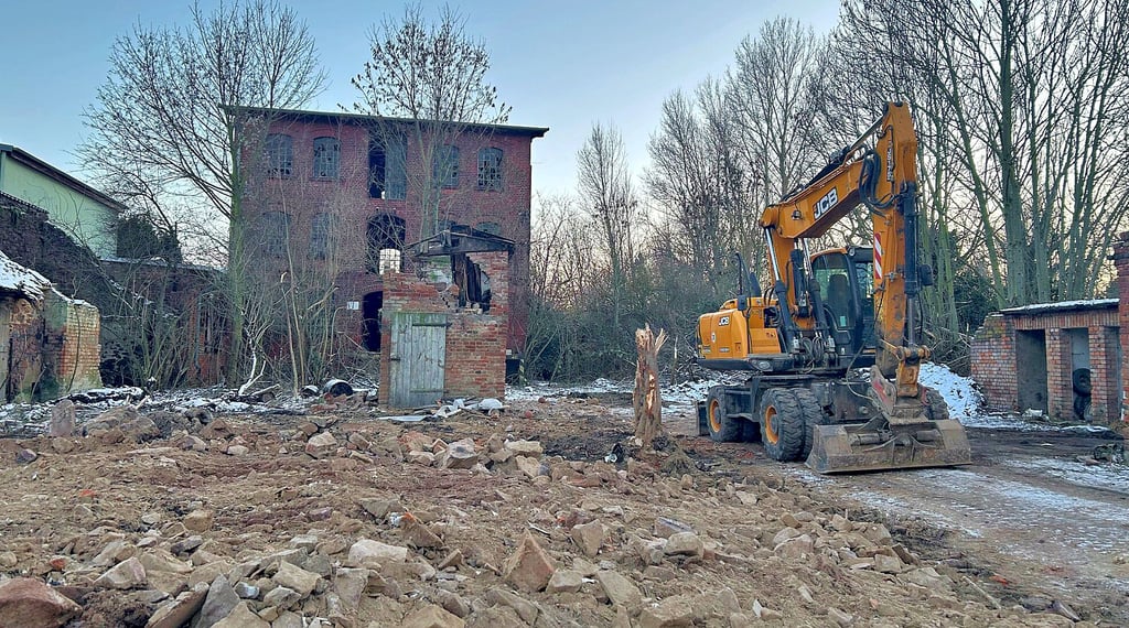 Der Abriss der Schrottimmobilie in Magdeburg-OLvenstedt ist seit einigen Tagen in vollem Gange.