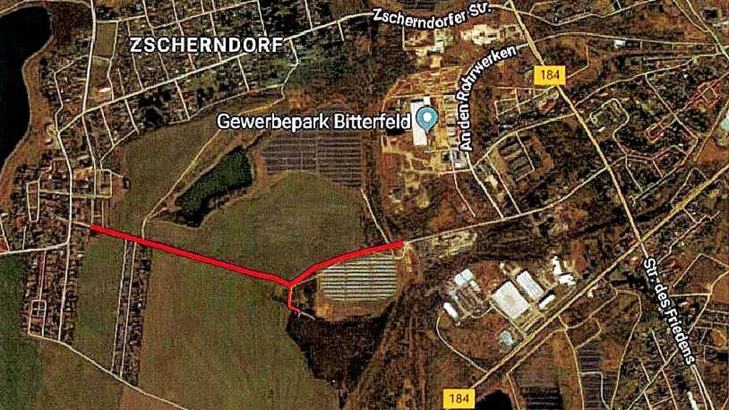 Die rote Linie markiert den künftigen Radweg zwischen Zscherndorf und Bitterfeld.
