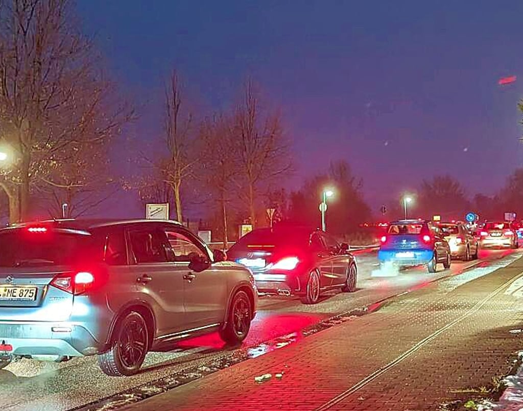 Stau auf der Bundesstraße 1 ist immer mit zusätzlicher Lärmbelastung für die Anwohner verbunden.
