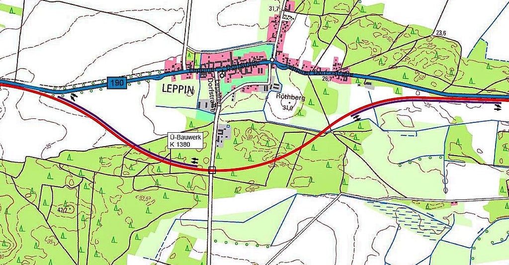 Unweit der B 190 (blaue Linie) soll die Umgehung (rote Linie) entstehen. Lilafarbig wurden die beiden Überholspuren gekennzeichnet.