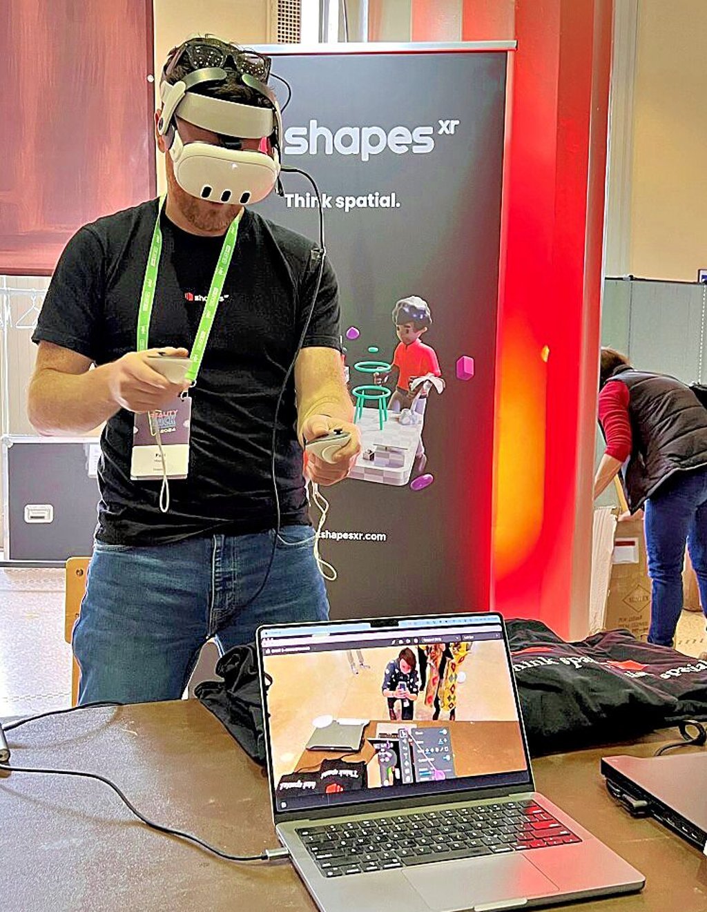 Mit einer Brille wird eine „virtuelle Realität“ sichtbar – also eine computergenerierte Welt.