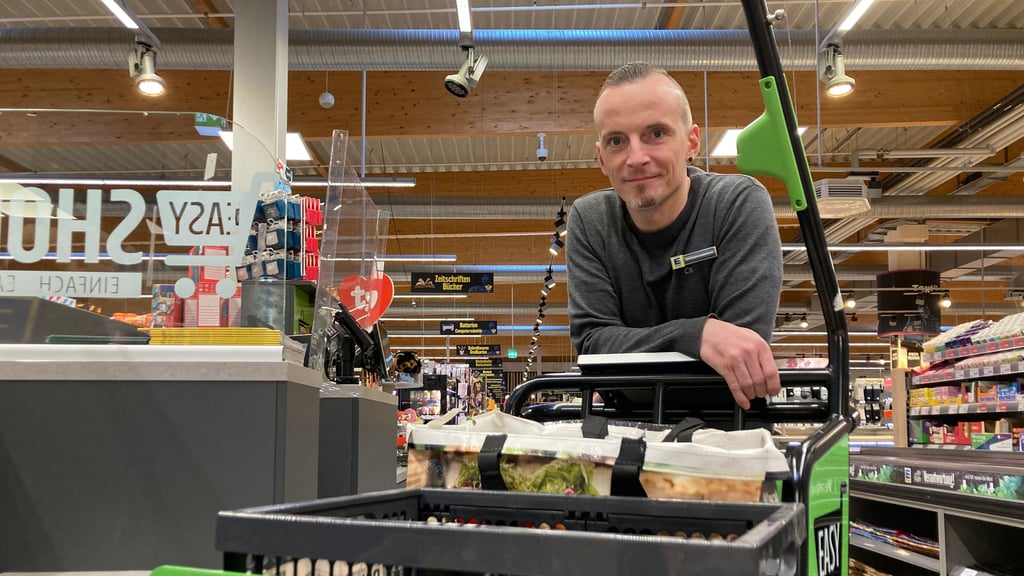 Christoph Lauterbach leitet ein Edeka-Center in Halle, 140 Beschäftigte arbeiten in dem Markt.