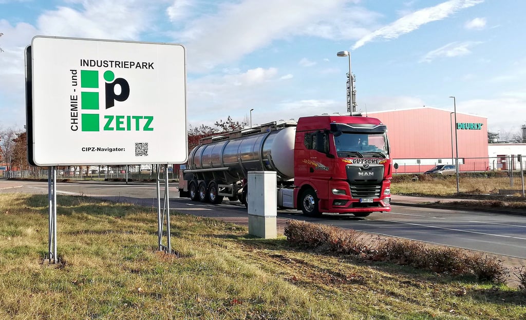 Der Chemie- und Industriepark Zeitz soll um die Größe von fast 200 Fußballfeldern erweitert werden. Dagegen formiert sich jetzt eine neue Bürgerinitiative. Sie befürchtet zum Beispiel, dass der Verkehr in der Gemeinde Elsteraue dramatisch zunimmt. Doch dafür seien die Straßen nicht ausgebaut.