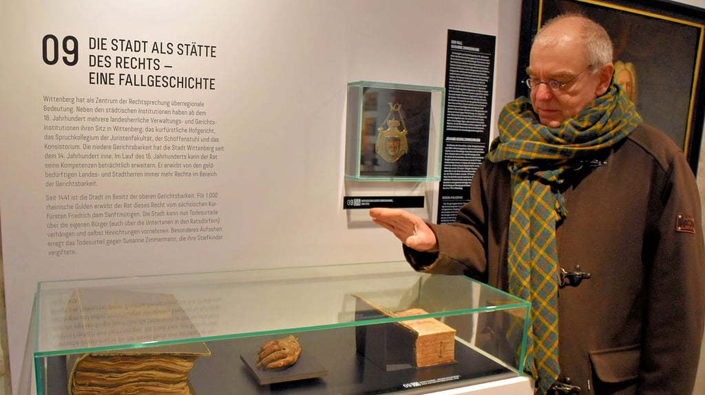 Der Sachgebietsleiter Städtische Sammlungen, Andreas Wurda, neben der Vitrine im ehemaligen Zeughaus mit der Hand der Giftmischerin und der dazu gehörenden Gerichtsakte.