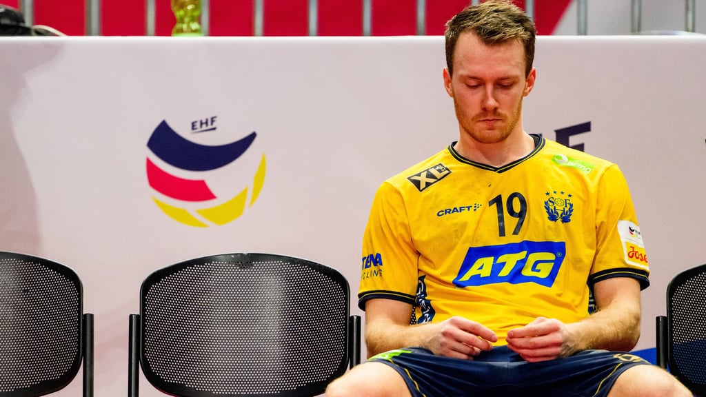 Mit Tränen in den Augen saß Felix Claar nach der bitteren Niederlage im Halbfinale auf der Bank. Auch seine neun Tore reichten nicht zum Weiterkommen..