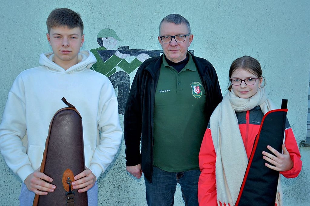 Thomas Voigt (Mitte), Sohn Florian und Tochter Cora aus Cochstedt sind leidenschaftliche Sportschützen.