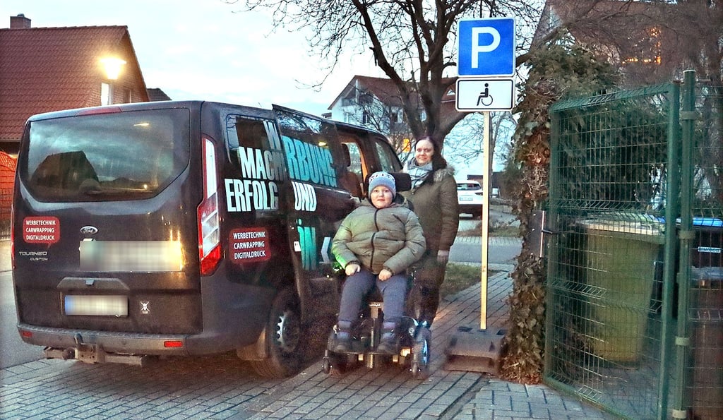 Vincent und Silke Rieser sind glücklich, dass es nun einen Behindertenparkplatz vor ihrer Haustür in Ebendorf gibt.