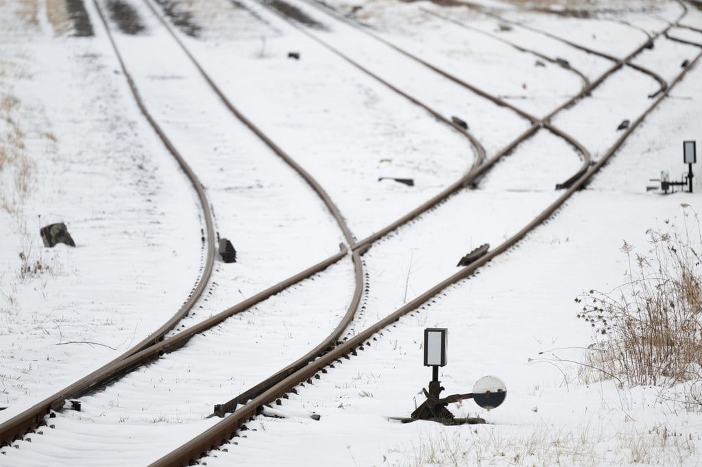 Mit Schnee bedeckte Bahngleise.