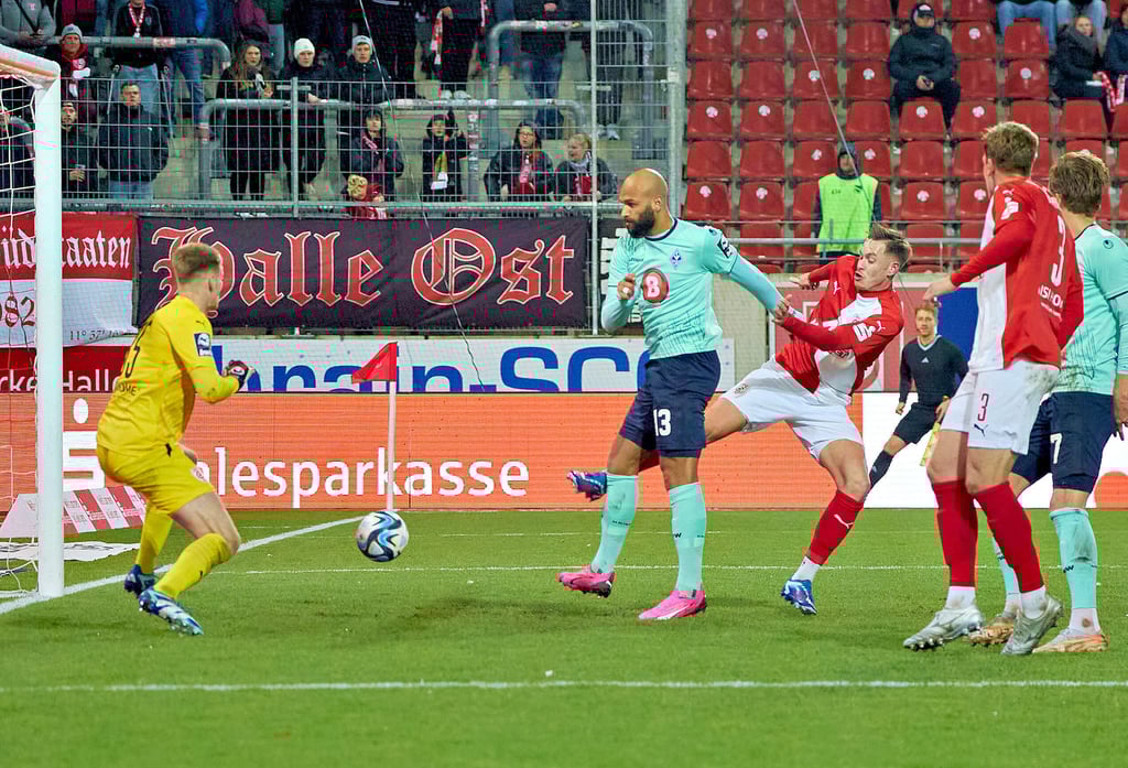 Terrence Boyd steht richtig, trfft in dieser Szene zum 1:0 für Mannheim gegen seinen Ex-Klub HFC.