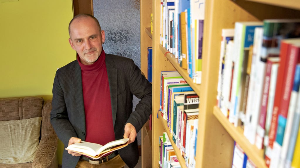 Der Leiter der Telefonseelsorge Dessau , Andreas Krov-Raak in der Bibliothek der Einrichtung.