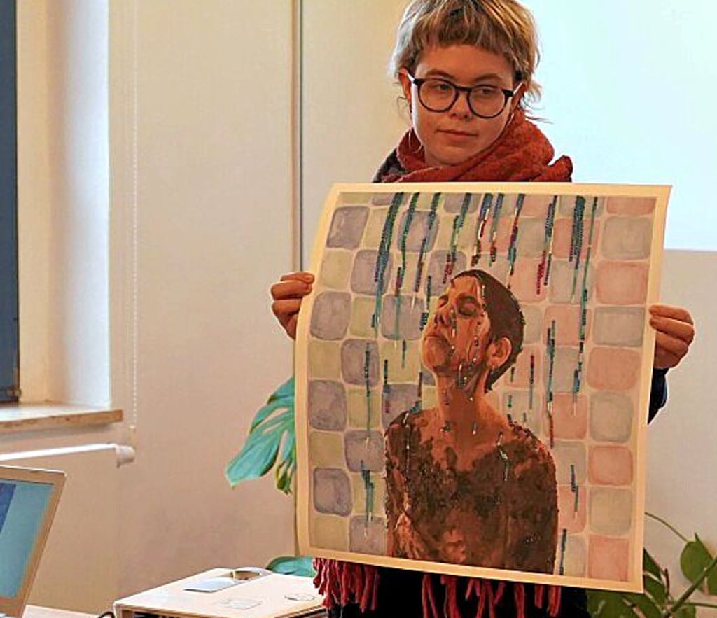 Pauline Stöcker bei der Präsentation eines Banner-Entwurfs zu Loewes „Lazarus“-Oratorium, der ihre Kommilitonin Andrea Aviles Torres zeigt.