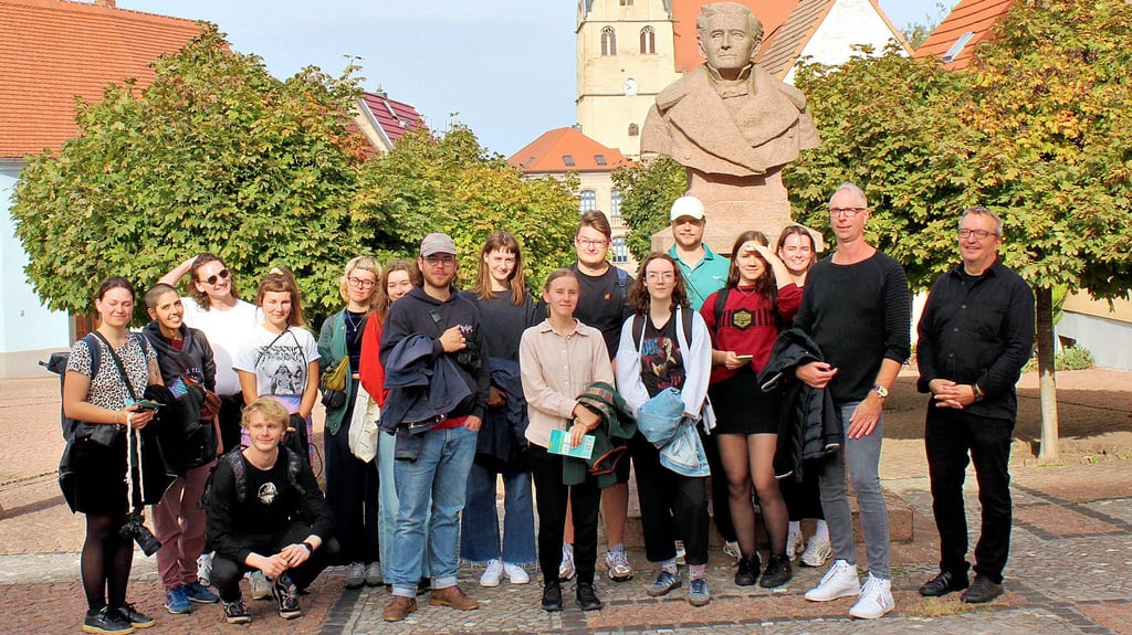 Gruppenbild mit Studierenden, Dozenten und der Büste des Komponisten
