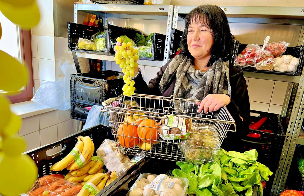 Mandy Seidel betreut im Sozialzentrum unter anderem die Tafel. Hier packt sie für die Kunden einen Korb mit Lebensmitteln.