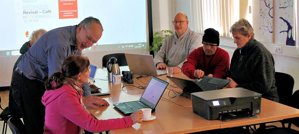 Im Mehrgenerationenhaus in Schönebeck findet jetzt jeden Mittwoch das Revival-Café statt. Älte Laptop- und Nitevook-Modelle sollen hier eine Art Rennessaince erleben und wieder schneller arbeiten.