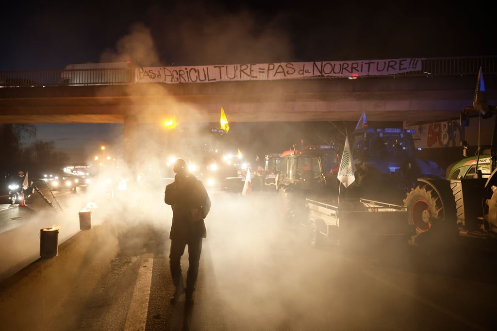 Frankreichs Regierung hat den Landwirten angesichts sich ausweitender Proteste weitreichende Hilfszusagen gemacht.