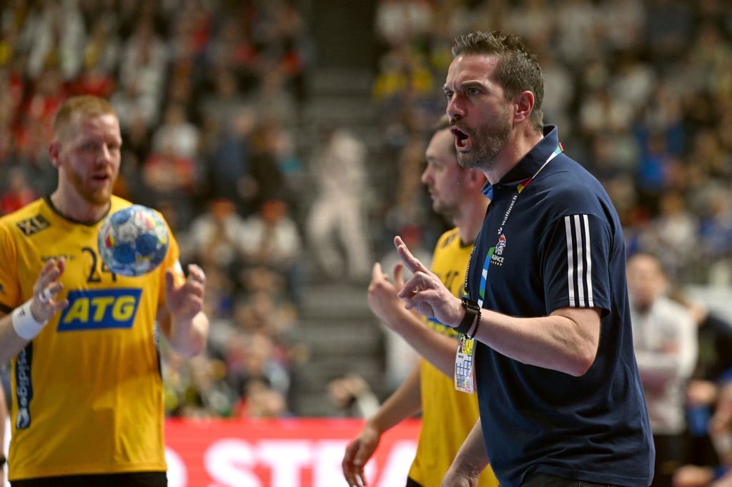 Frankreichs Trainer Guillaume Gille gibt seinen Spielern in der Partie gegen Schweden Anweisungen.