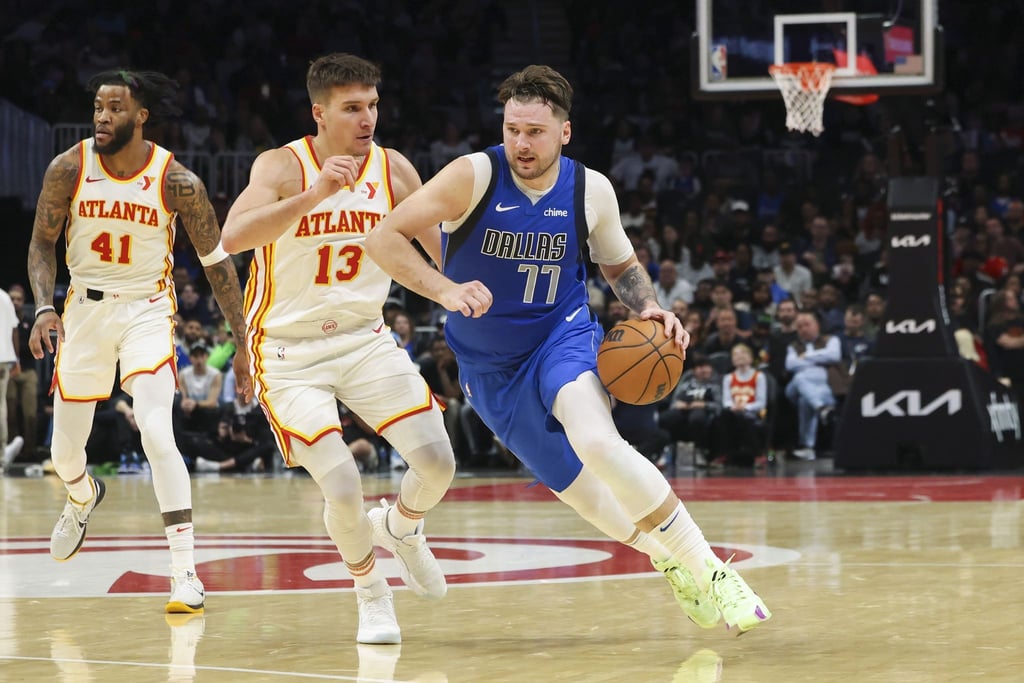 Luka Doncic (r) wird hier von Atlantas Bogdan Bogdanovic verteidigt.