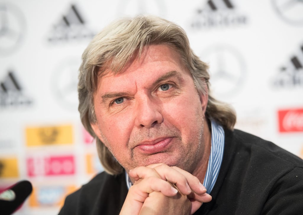 DFB-Vizepräsident Ronny Zimmermann sitzt bei einer Pressekonferenz auf dem Podium.