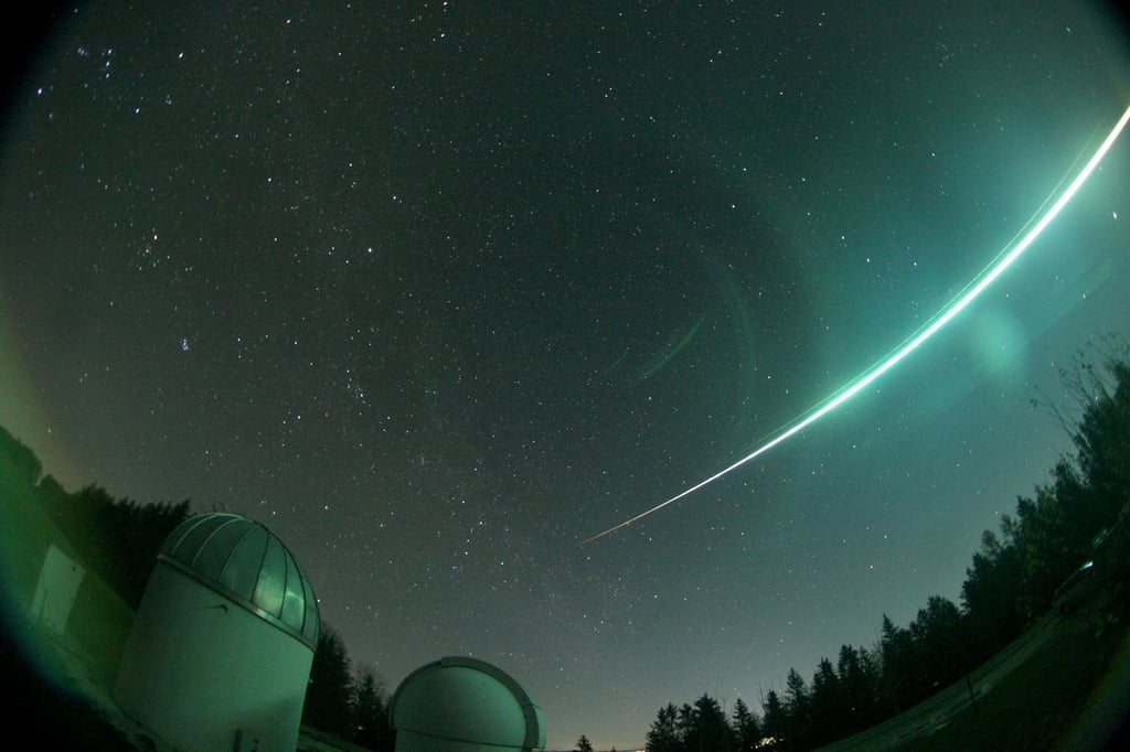 Asteroide ziehen eine kräftige Leuchtspur hinter sich her (Symbolfoto), schlagen sie auf, bilden sich Meteorite.