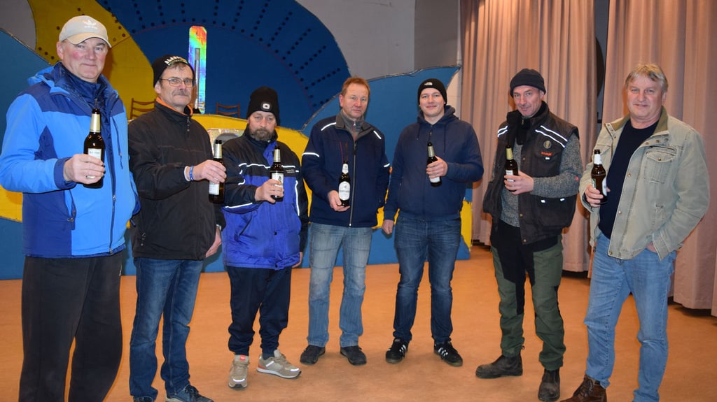 Peter Schorlemmer (v.r., Pfaffe), Carsten Brandes (Dreivierteltakt), Paul Schulze, Ulf Schulze (Dokter), Jörg Wilke, Lutz Krüger (Scooter), Winfried Loer (Hennes) gehören zum Männerballett des Hörsinger Karnevalsvereins. Bier spielt beim Auftritt in der neuen Session eine entscheidende Rolle.