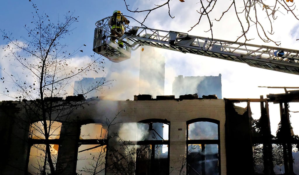 Die Löscharbeiten am ehemaligen Hotel Waldmühle in Michaelstein haben die Kameraden der Blankenburger Feuerwehren Mitte November gleich mehrere Tage in Atem gehalten.