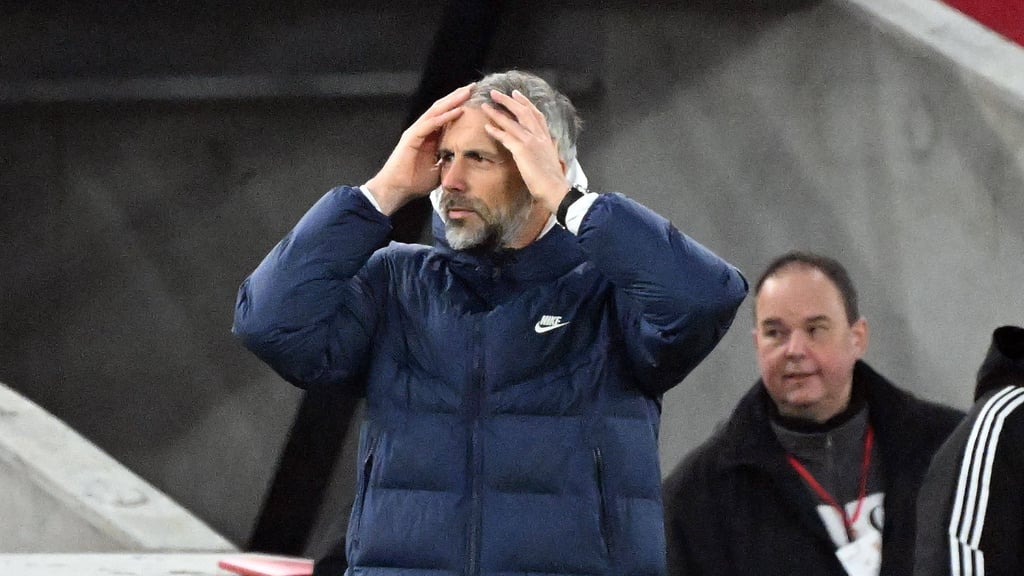 Kann es nicht fassen: RB-Trainer Marco Rose beim 2:5 gegen den VfB Stuttgart