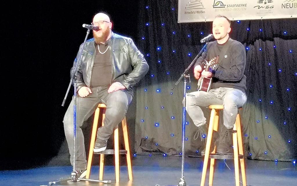 Sänger Pascal Bock und Gitarrist Maxi Beuster von Goitzsche Front spielen Hits wie „Hafen & Herz“ beim Neujahrsempfang unplugged.  