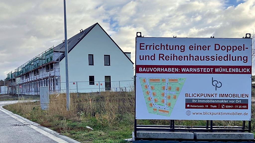 In Sichtweite der Warnstedter Windmühle soll eine Wohnsiedlung aus Doppel- und Reihenhäusern entstehen.