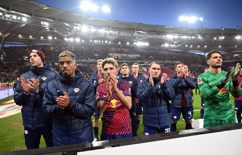 Stellten sich vor die Fan-Kurve, um sich für den Support beim 2:5-Auftritt zu bedanken: die Spieler von RB