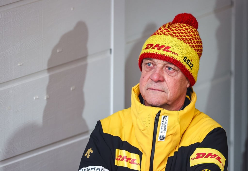 Rodel-Bundestrainer Norbert Loch beobachtet einen Lauf seiner Sportlerinnen.