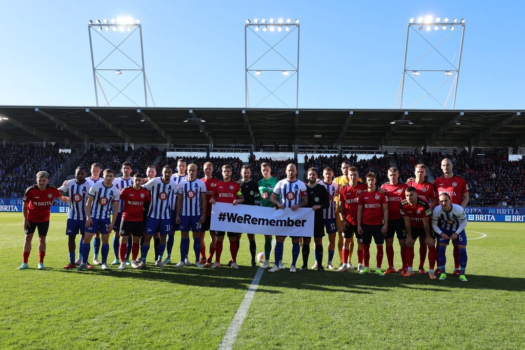 Die Teams von Hertha BSC und SV Wehen Wiesbaden gedenken gemeinsam an die Opfer des Nationalsozialismus.