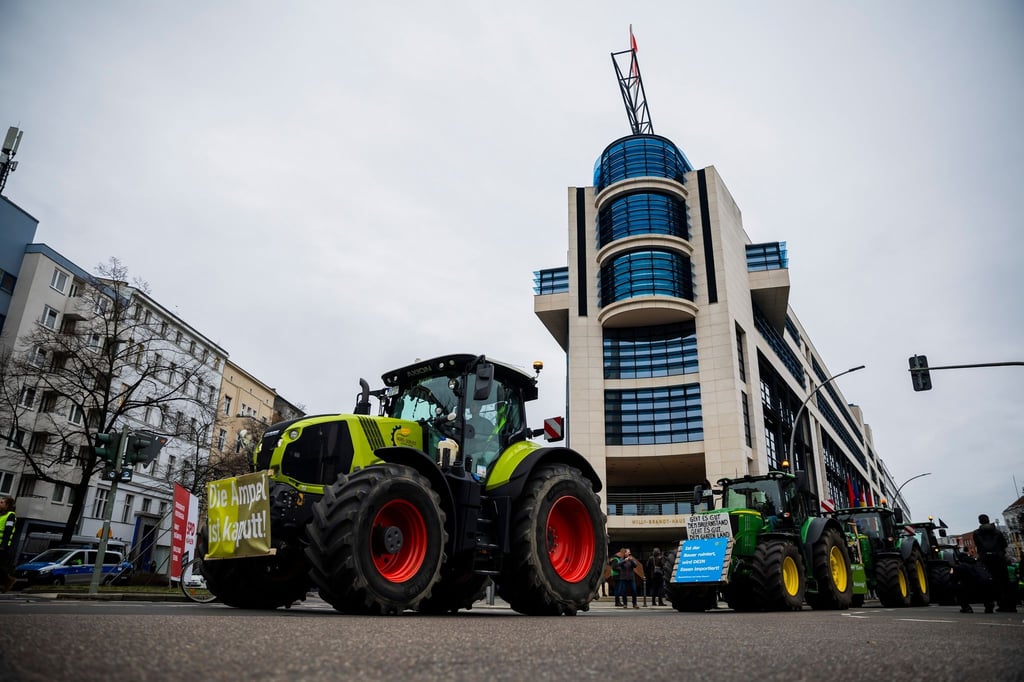 Protestierende Bauern vor dem Willy-Brandt-Haus (SPD-Zentrale) in Berlin.
