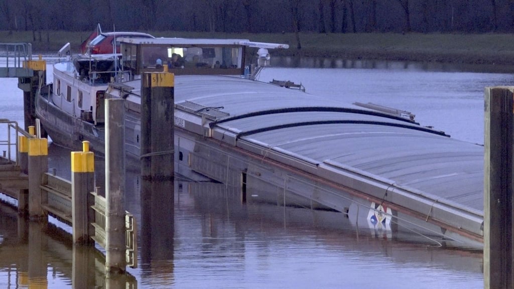 Ein Getreidefrachter ist vor einer Schleuse bei Lathen auf dem Dortmund-Ems-Kanal wegen eines Lecks zum Teil mit Wasser vollgelaufen.
