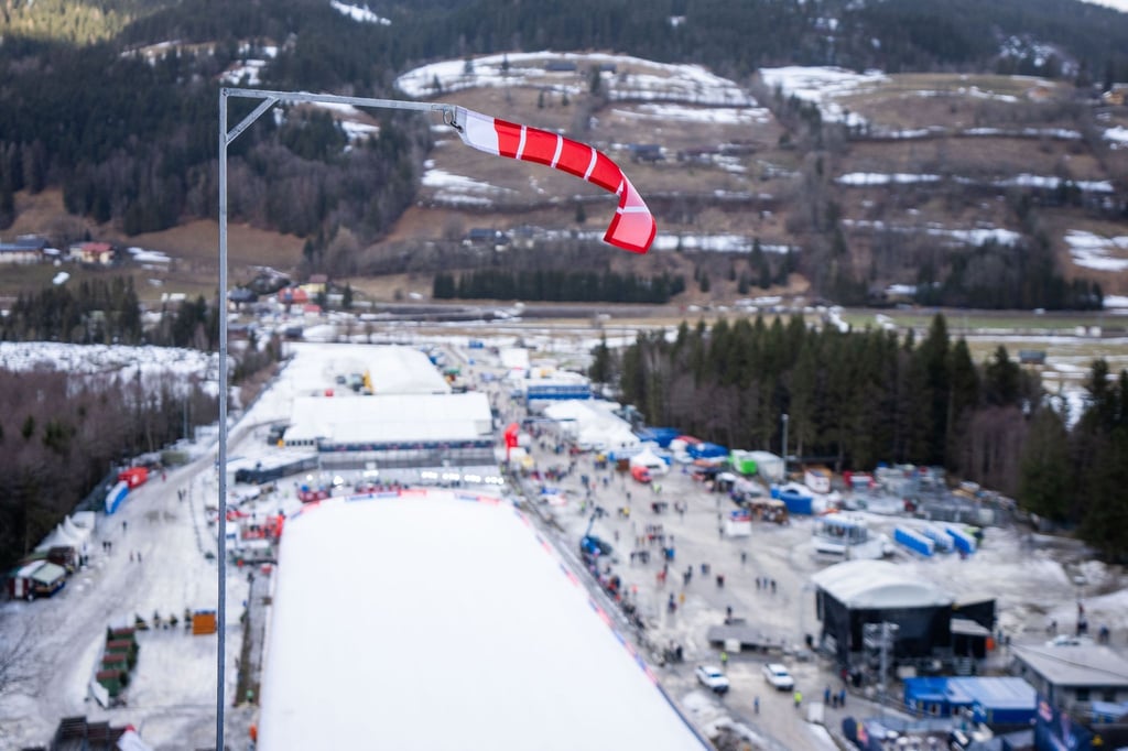 Starker Wind hat den Start bei der Skiflug-WM nach hinten verschoben.