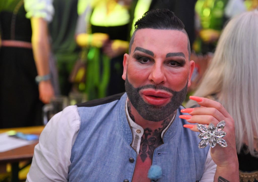Der Modedesigner Harald Glööckler sitzt bei der Eröffnung des Volksfests Cannstatter Wasen im Festzelt.