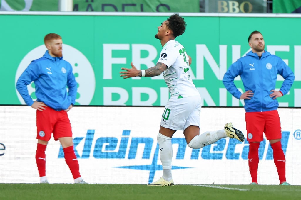 Der Fürther Armindo Sieb (M) jubelt über seinen Treffer gegen Holstein Kiel.
