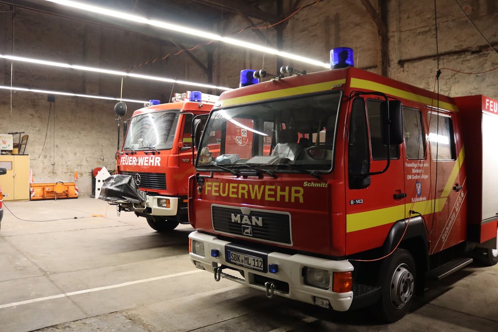 Der Zustand der Fahrzeughalle der Feuerwehr Großmühlingen sorgte bei der Jahreshauptversammlung erneut für Diskussionen. In der Halle stinkt es, doch eine Lösung ist nicht in Sicht.
