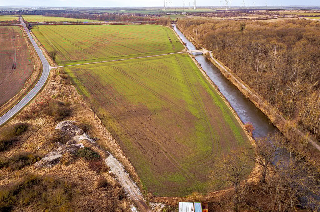 Die Ackerfläche zwischen Bode, Landesstraße L 73 und Autobahn A 14 ist an die JUNiCKE Gruppe verkauft worden.