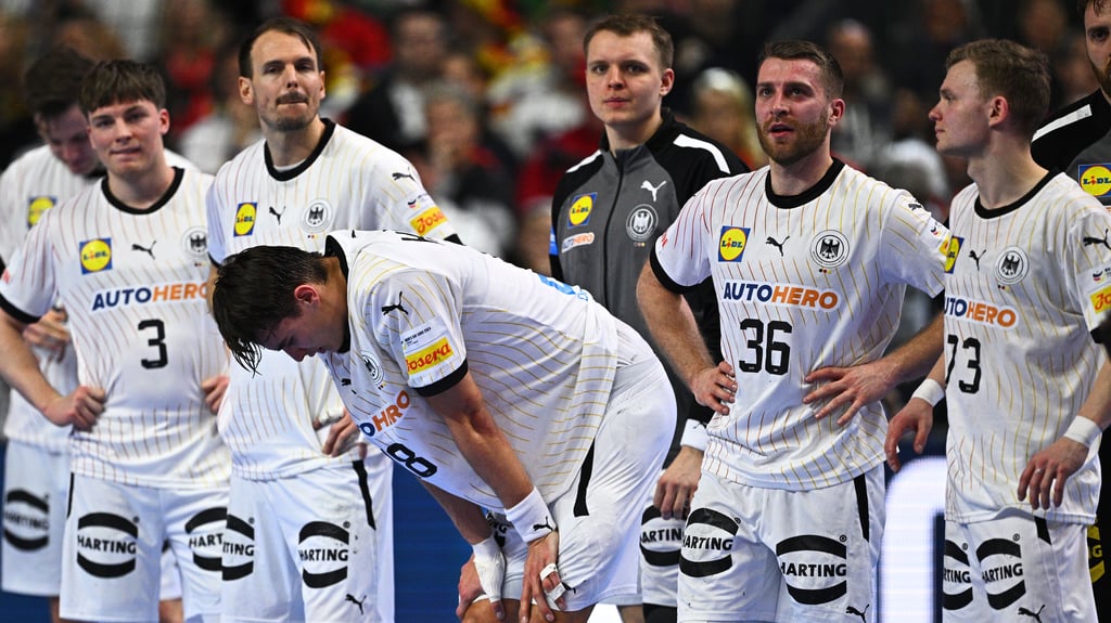 Zutiefst enttäuscht standen die deutschen Handballer um Lukas Mertens (2.v. r.) nach der Niederlage gegen Schweden auf der Platte.