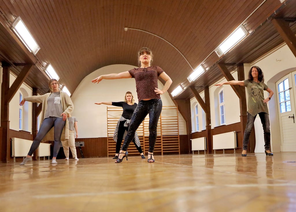 Burlesque - das Foto entstand bei einem früheren Kurs - ist laut Kreisvolkshochschule sehr gefragt. Interessierte können auch im Sommersemester bei Dozentin Olga Thierbach-Mc-Lean (vorn) Grundelemente des Tanzes erlernen. Im Programm stehen sechs Kurse, die jeweils in Quedlinburg stattfinden.