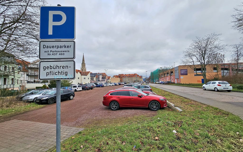 Auf dem aktuellen Schotterparkplatz am Brühl soll nach dem Wunsch der Investoren für die neue Marktgalerie (rechts) ein Hotel entstehen.