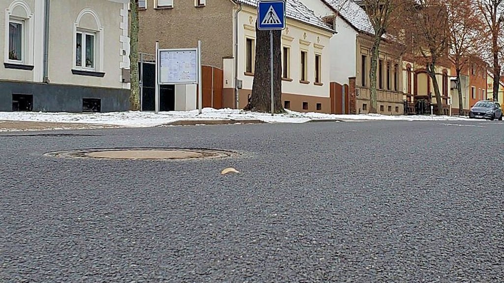 Auf der frisch sanierten Magdebruger Straße in Hohendodeleben liegen die Gullydeckel teilweise erheblich niedriger als die Fahrbahn.